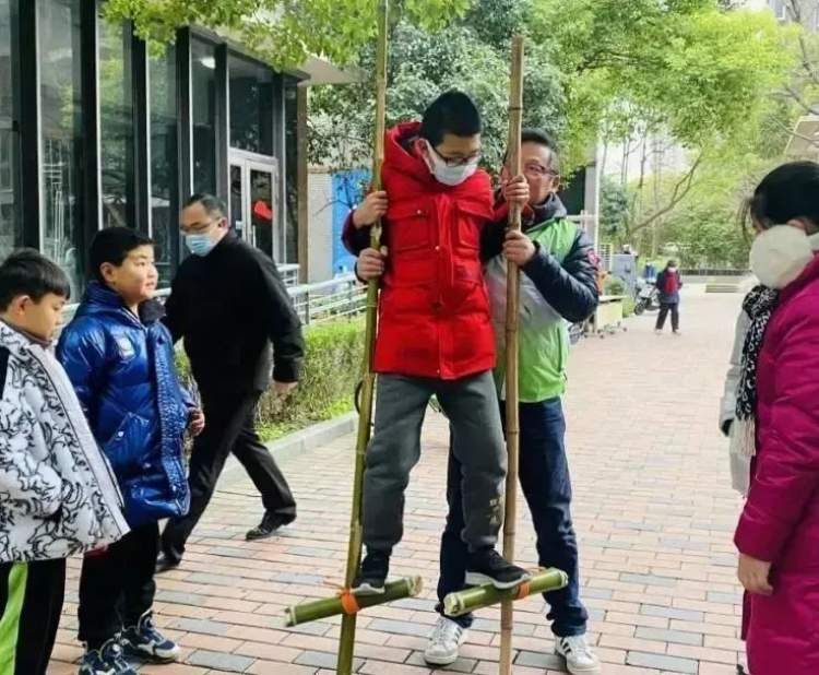 猜灯谜赢花灯趣味闹元宵,元宵节当然少不了做花灯猜灯谜