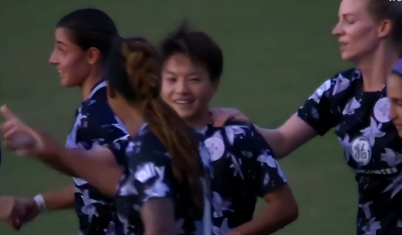 王霜最神奇的一脚球,王霜打进美国留洋第一球原视频