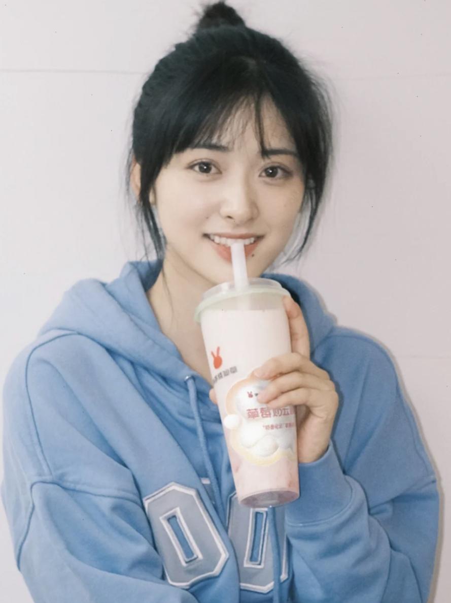 别再披头散发了教你一招秒变女神,今年别再披头散发了三款减龄发型