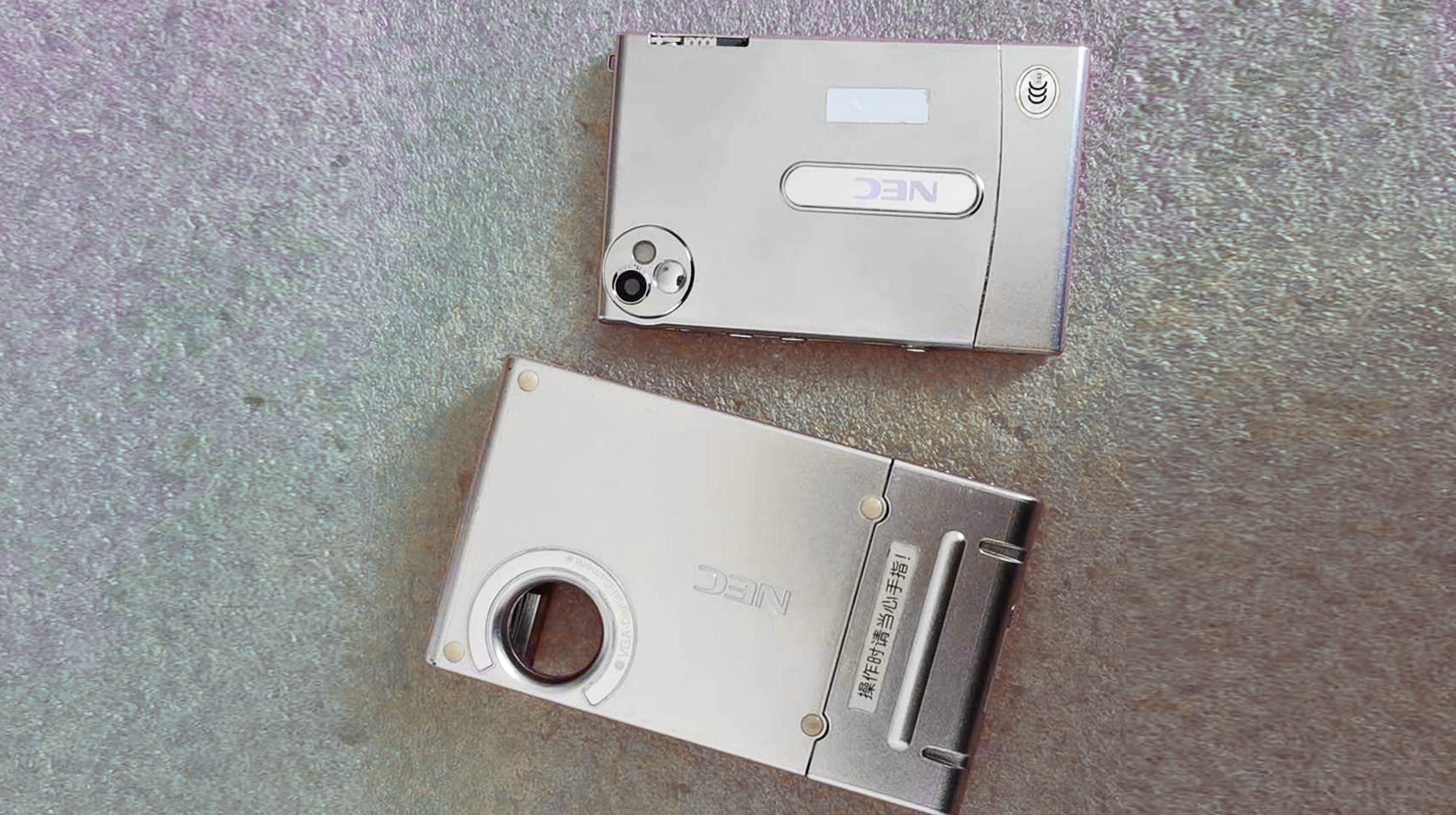 全金属机身带背夹电池，体验一款旧功能手机，这些设计很有前瞻性