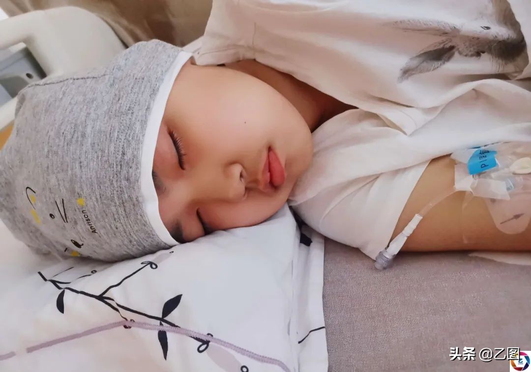 重病女儿迎来好转,却因没钱面临放弃,单亲爸爸急得扇自己耳光