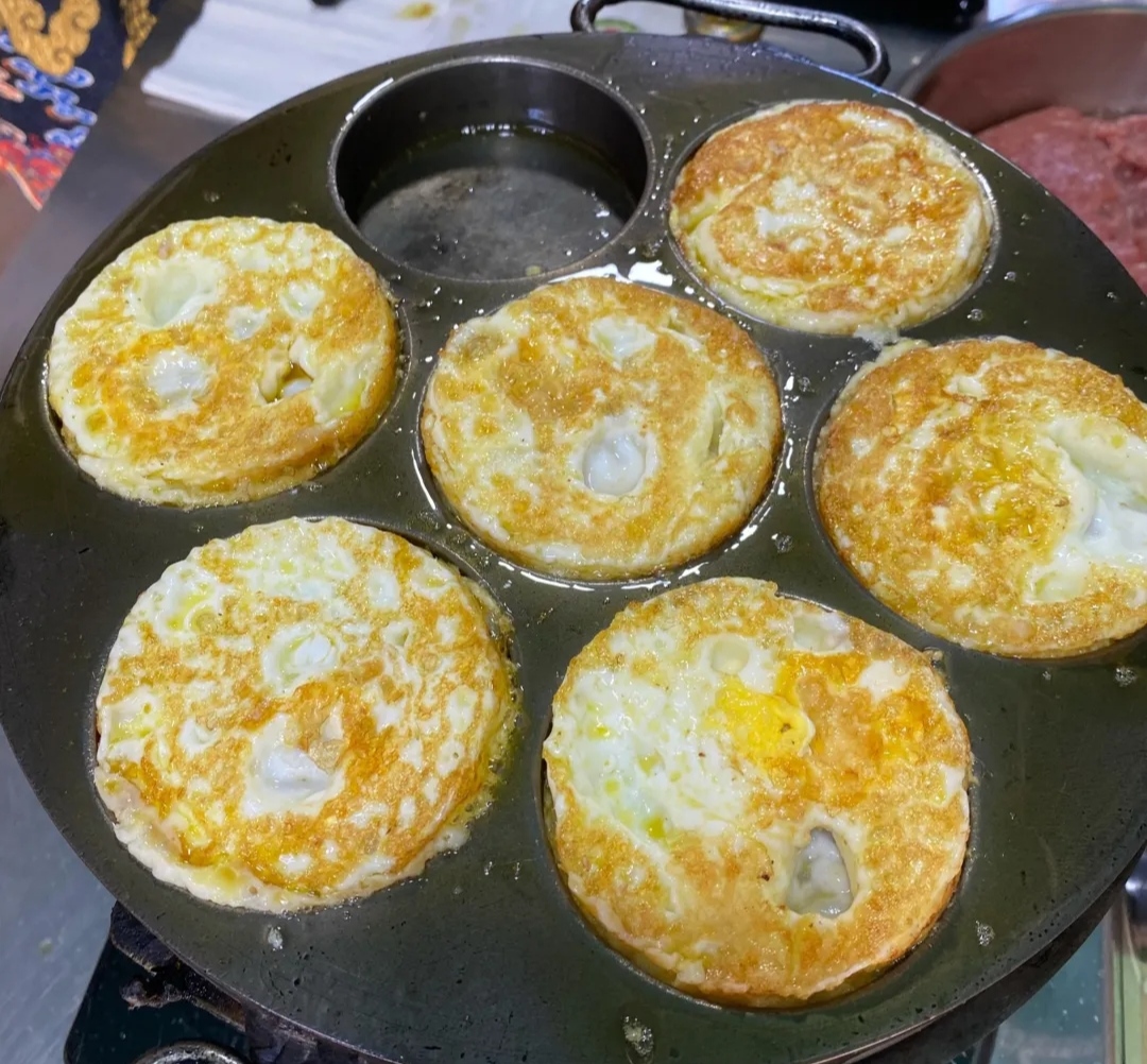 摆摊卖小汉堡成本多少钱,78岁老人摆摊卖汉堡52年