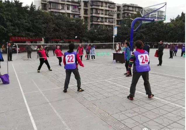 一毽钟情意思,一毽倾心踢毽子