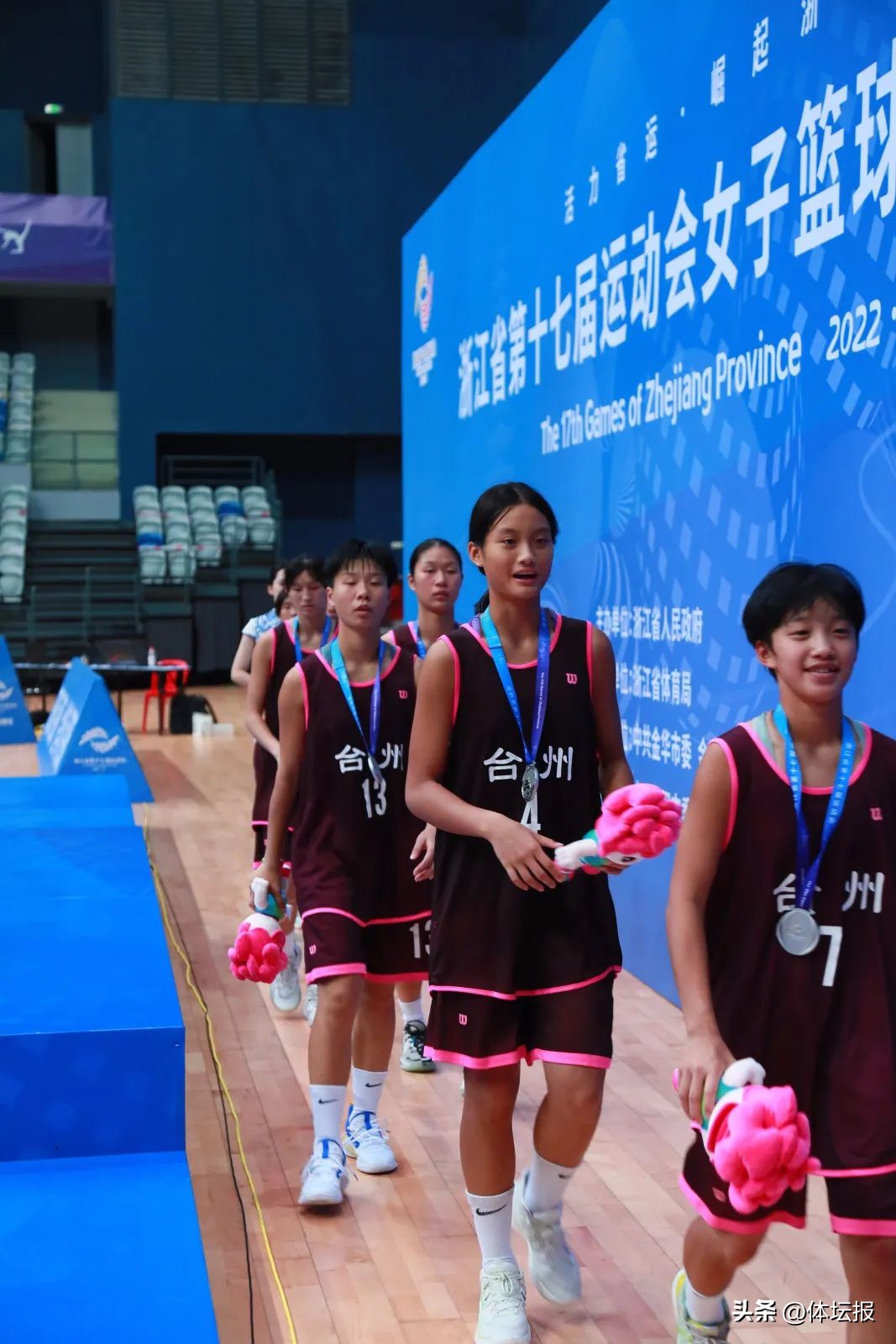 74岁“长脚”奶奶带“娃娃兵”上场，夺银的台州女篮值得响亮掌声