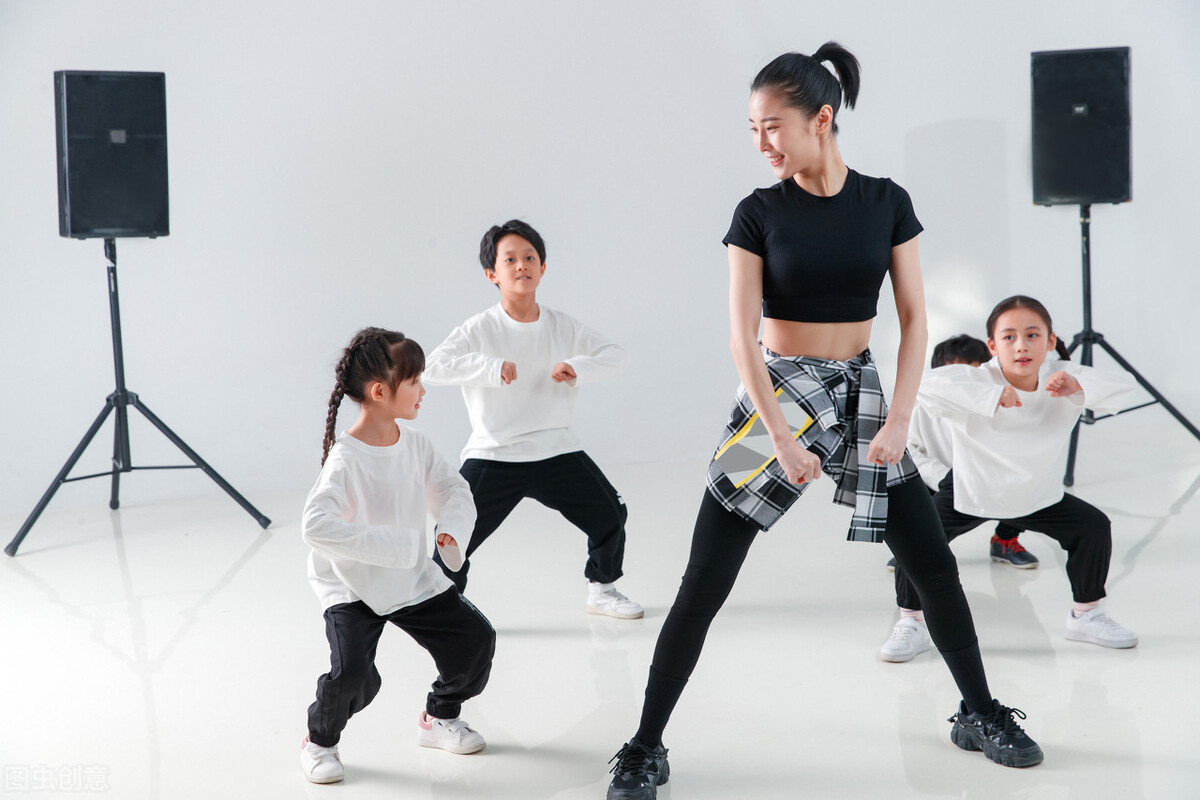 抓德育促养成,抓教学教研促学校发展