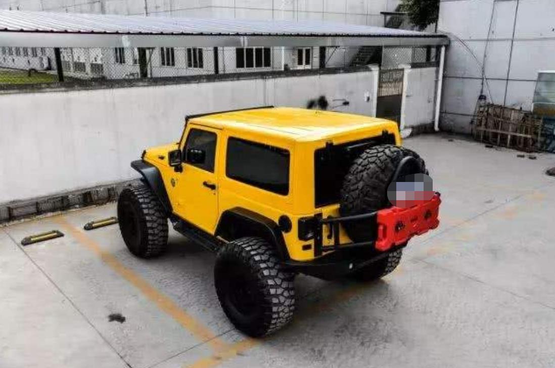 男子开着越野车上高速,男子开价值七十万元摩托车上高速