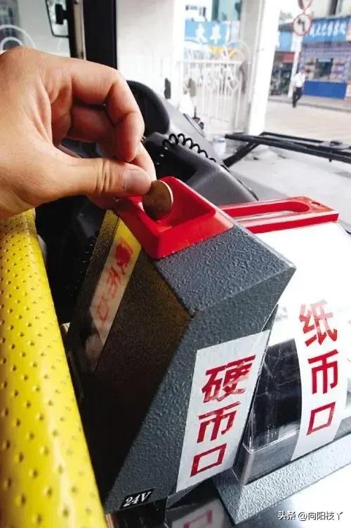 六十多岁的女人坐公交,50岁女的开公交车