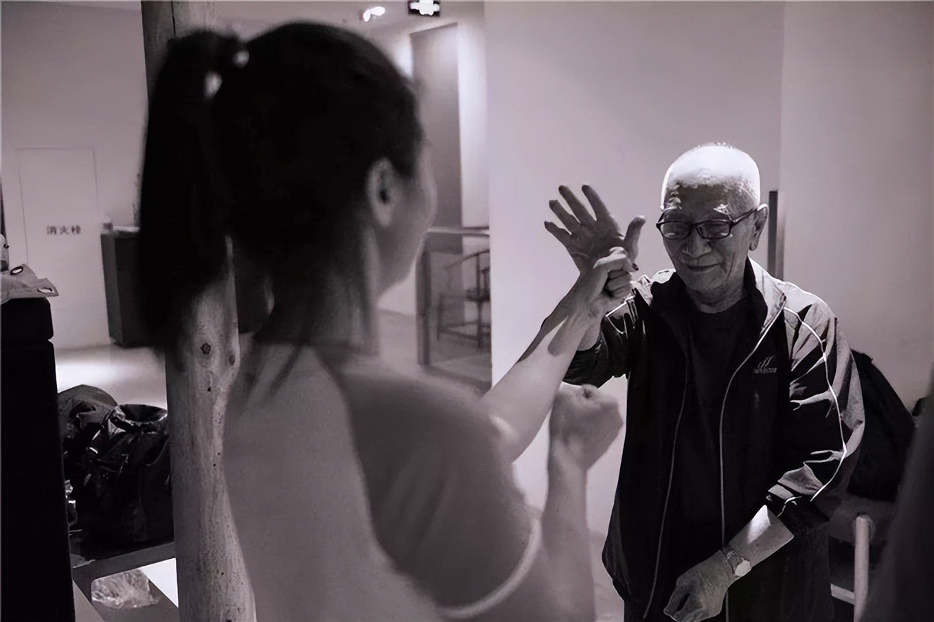 许知远吐槽最后一句,许知远说比你们所有人都有活力