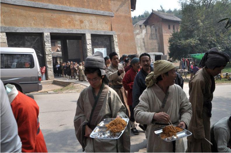 横店群演的悲惨事件,20万横店群演现状美女成群