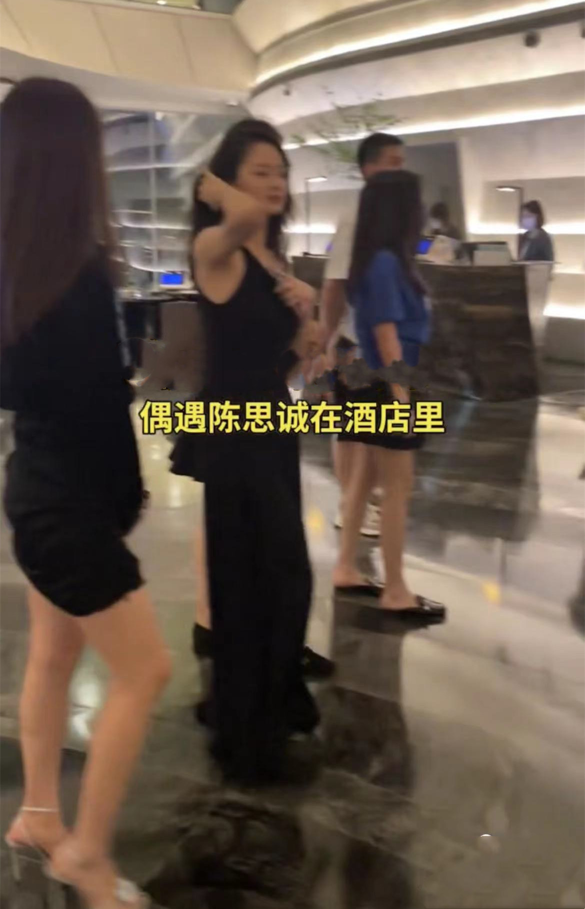 陈思诚现身酒店视频,陈思诚酒店夜会两女