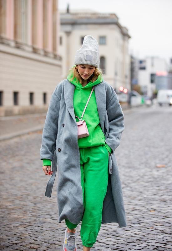 德国柏林的女人好时髦，超级简单的卫衣，依旧能穿出酷炫感