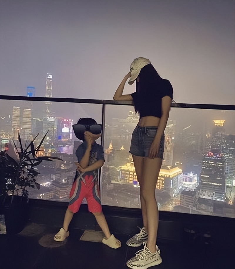 黄晓明当众摸女性屁股，Angelababy不闻不问，最终走向离婚