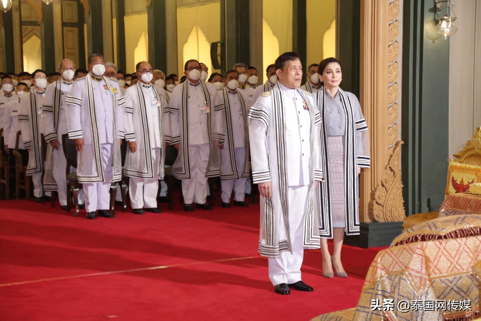 泰国国王亲自给学生发毕业证,泰国王后苏提达获得荣誉学位