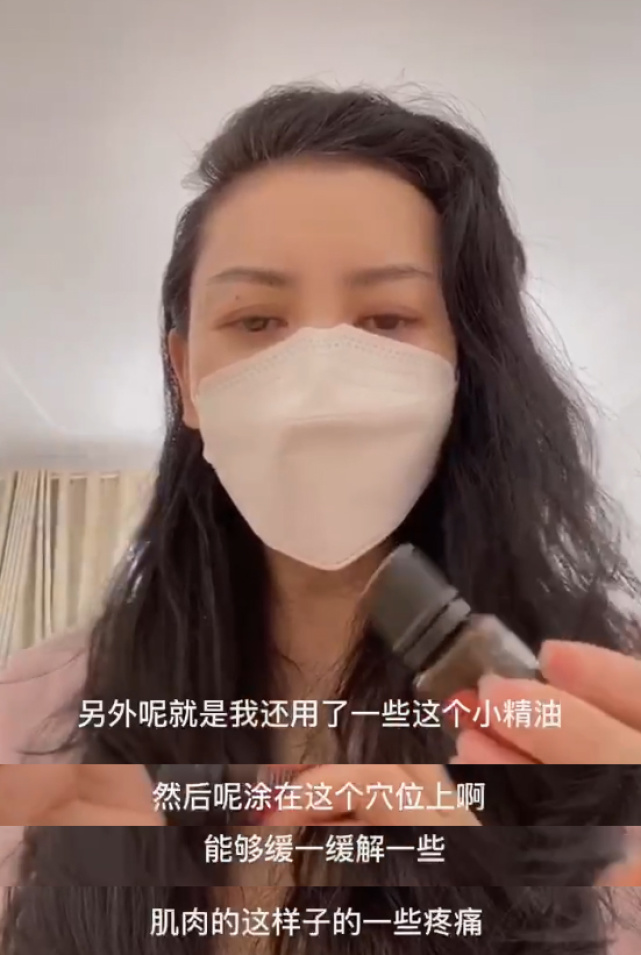 朱军妻子感染新冠，怕传染家人在家戴口罩，高烧39度嗓子发炎