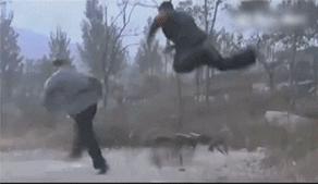 盘点雷人的抗日剧跟鬼子单挑,雷人抗日神剧盘点裤裆藏雷