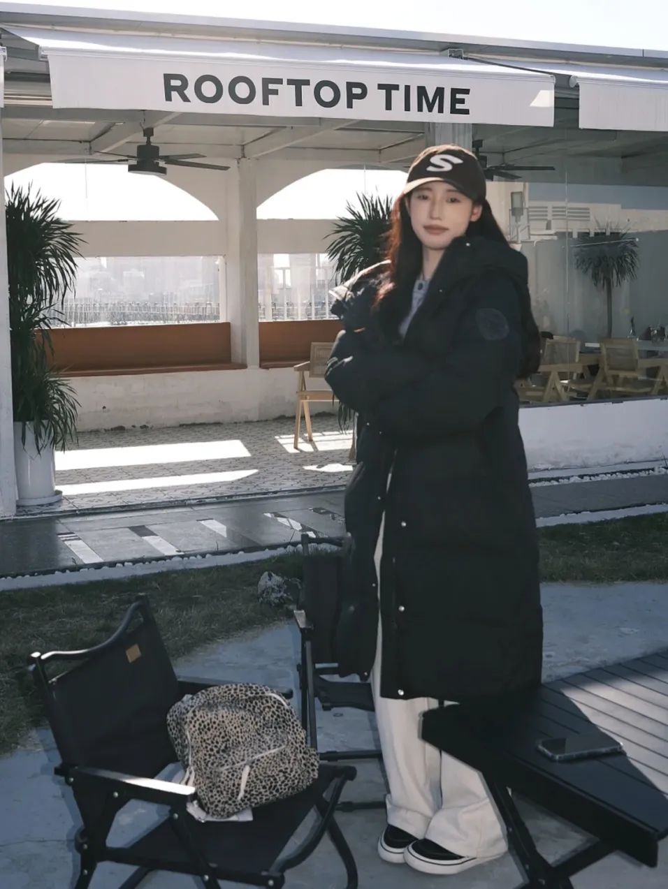 白色长款羽绒服韩系裙子穿搭,今年流行穿搭羽绒服加什么靴子