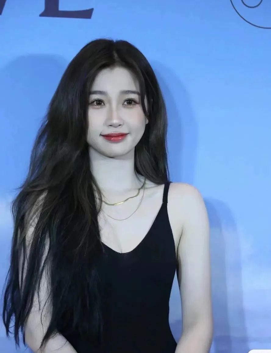 杨超越整了容吗,杨超越变了一个样子吗