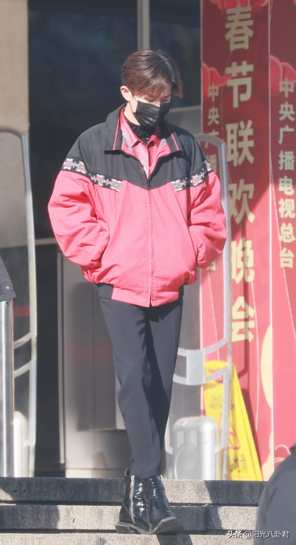 央视春晚第三次联排邓超,赵丽颖朱一龙现身春晚联排