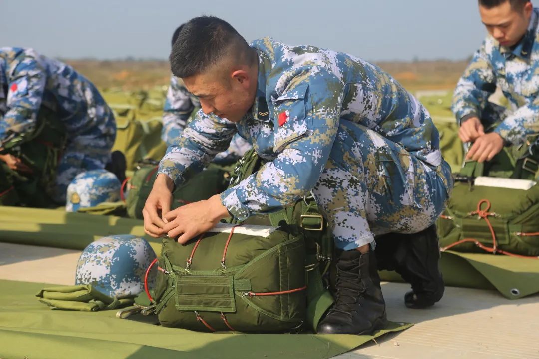 姹跺窛璺充紴15鍕囧＋绁炲叺澶╅檷,绁炲叺澶╅檷璺充紴