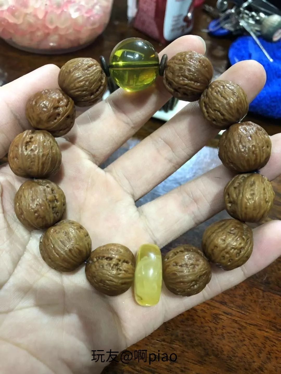 手串盘脏了，他用洗衣粉刷了一下