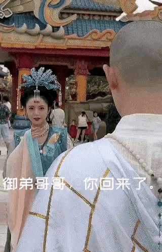 “姑娘，你知道衣服上的字是什么意思吗？”哈哈哈自信的姑娘最美