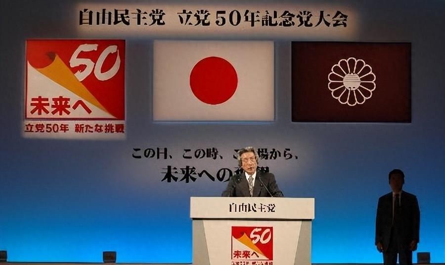 疯狂的政客、玩火的美国；深析2023年日本疯狂扩军的真实原因。