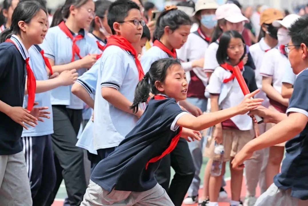 学校开展阳光体育活动的过程,冬季学校开展的体育活动