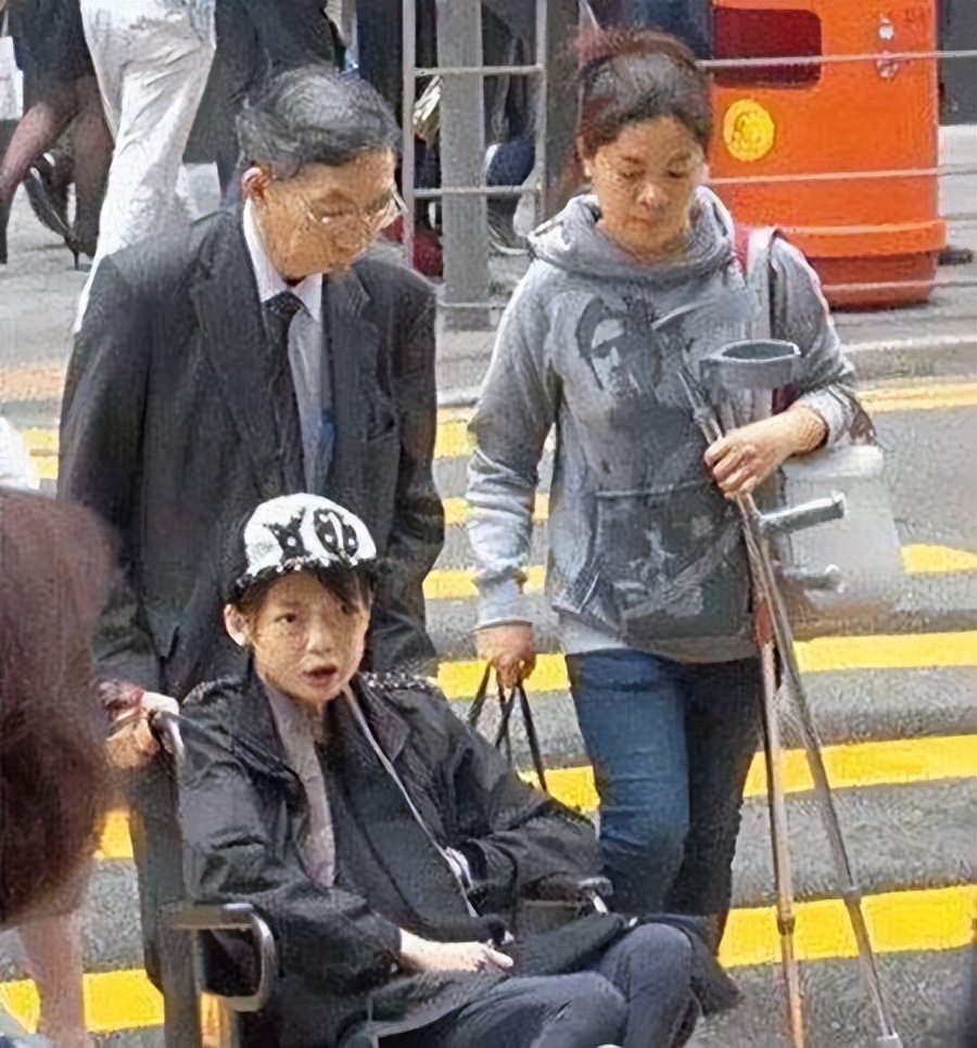 脖子青筋暴起、胸部瘦成排骨，这8位女明星的审美太畸形了