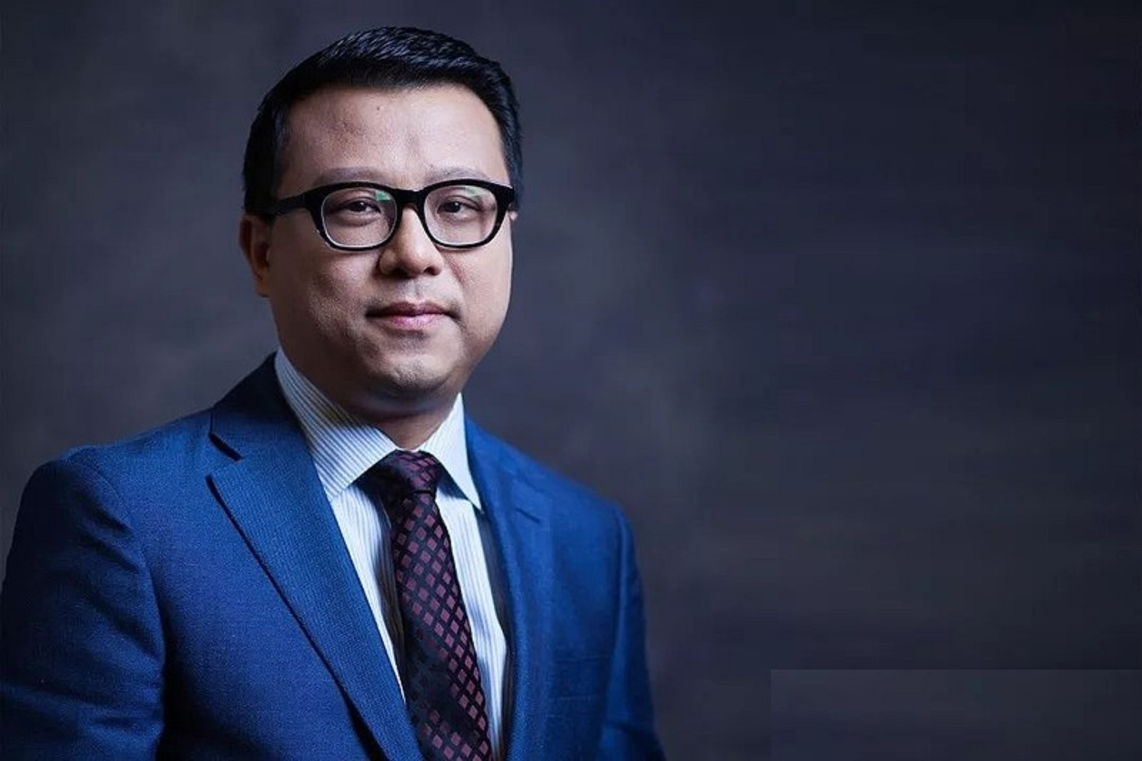 广东梅州大黑马：20岁考上人大，官至副部级，创办A股，身价240亿