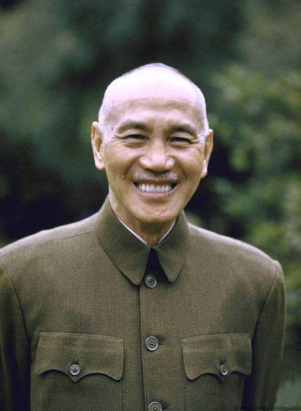 台湾交通专家说：中国大陆的高铁没靠背，女主持人都笑到呛！