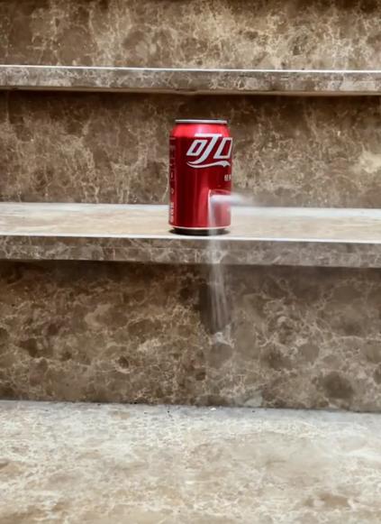 小伙模仿电影练成摘叶飞花,东方不败的飞花神功