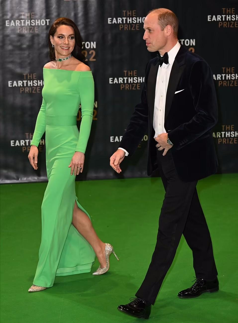 凯特罕见高调穿紫绿撞色显高贵,凯特黄裙露面照