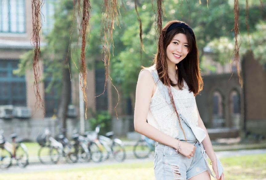 女裤每天湿湿的而且有异味是为啥,女性女裤有黄渍正常吗