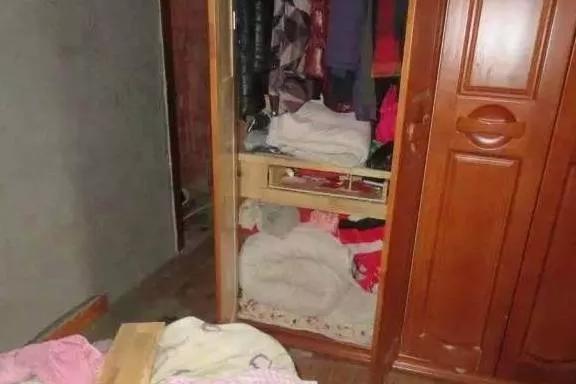 公公在家一个不洗澡，当我整理屋里的时候很痛苦