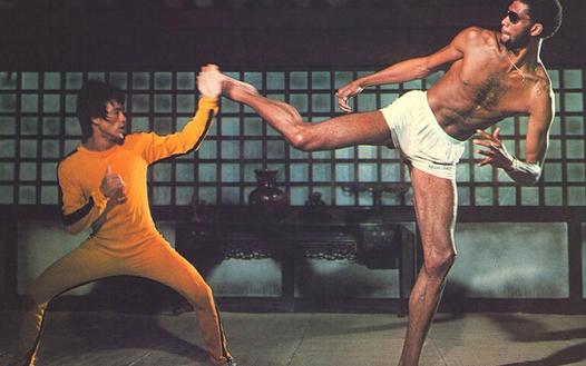 众人评价李小龙和成龙谁能打,李小龙实力对比甄子丹