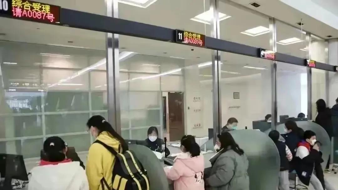 创新高!上海人正忙着排队出国,井喷式增长,释放了什么样的信号