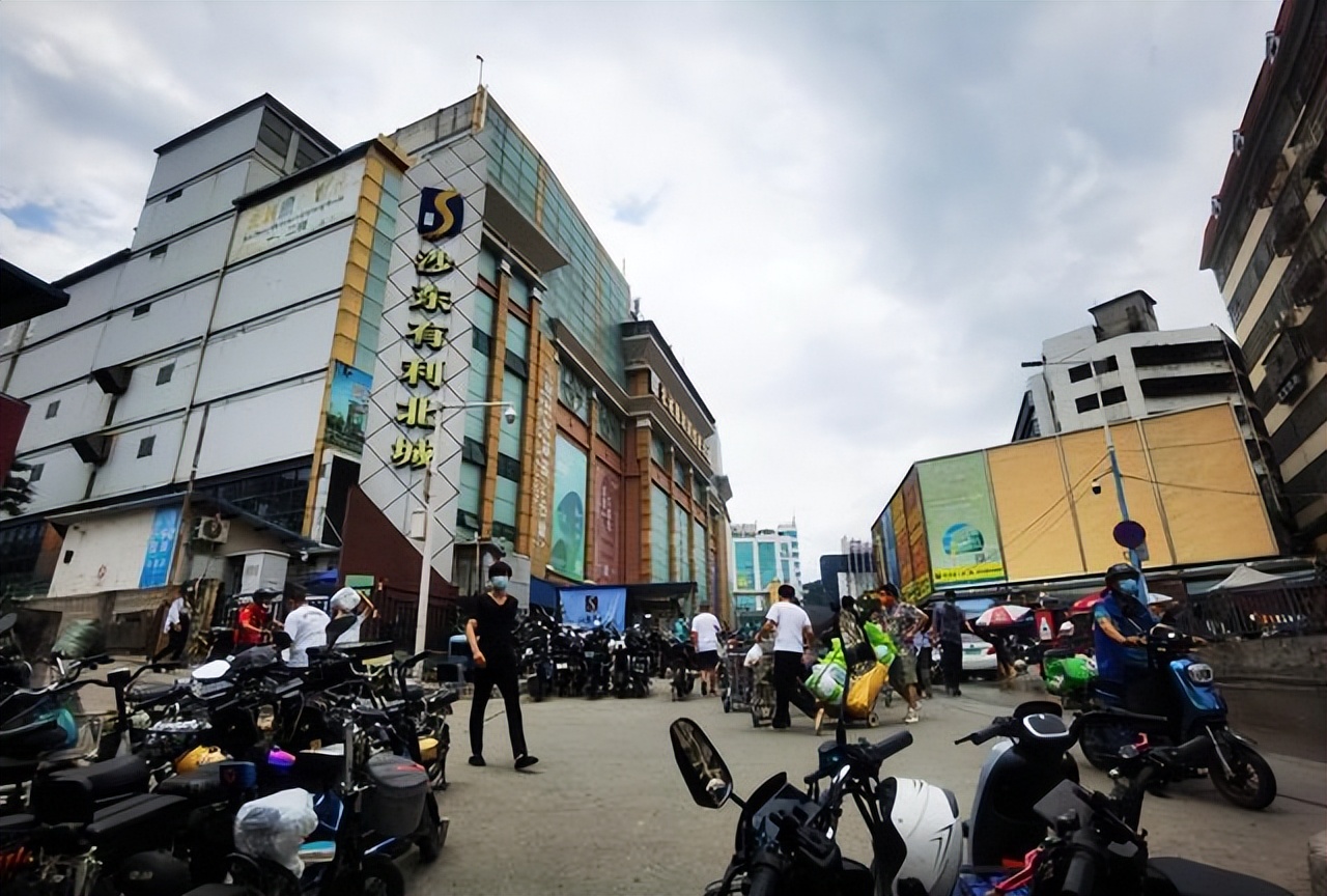 广州地铁旁的“服装王国”，价格几元起，天天人气爆满，游客爱逛