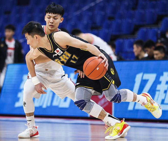 广东北京赛后更衣室说胡明轩,cba判罚引争议