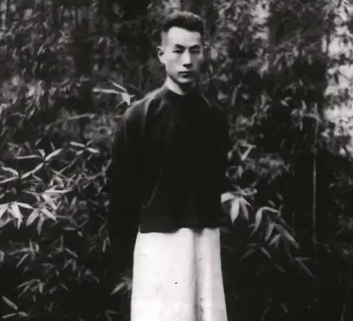 陈老总追悼会上，一老人送来一对挽联，毛主席：给他安排一份工作