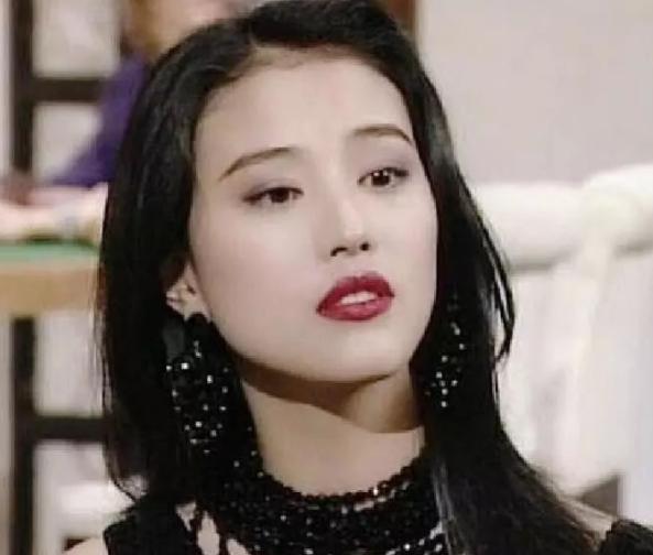 原形毕露！烤瓷牙“抢镜”忒显老，大概早已忘了“美人三分龅”