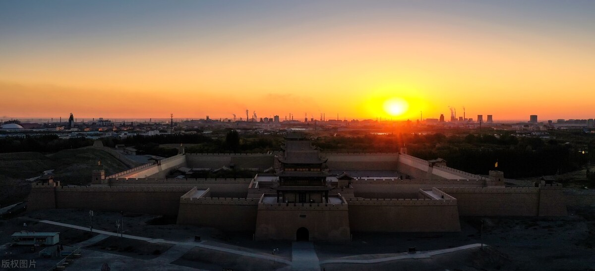 这个戈壁小城为何飞机、高铁、火车这么便捷