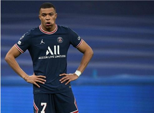 欧冠皇马5-2逆转利物浦本泽马双响,皇马淘汰巴黎本泽马犯规了么