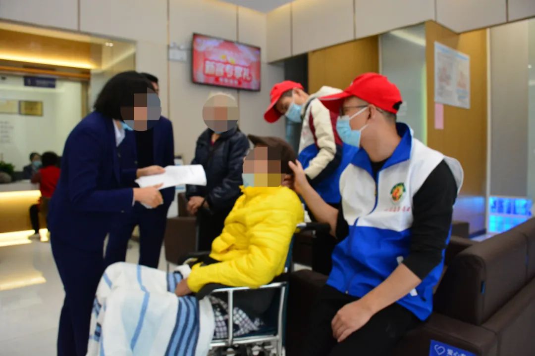 护送瘫痪老人,老人突发重病昏迷交警紧急护送