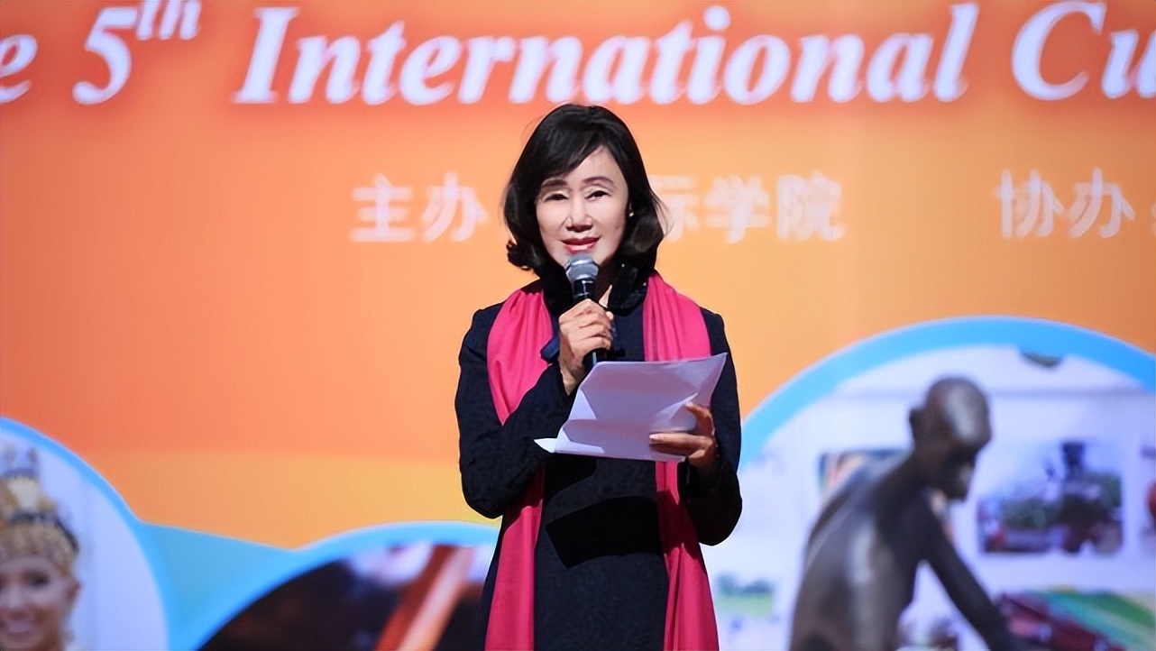 女副校长沉迷美容被开除,女校长拿公款整容