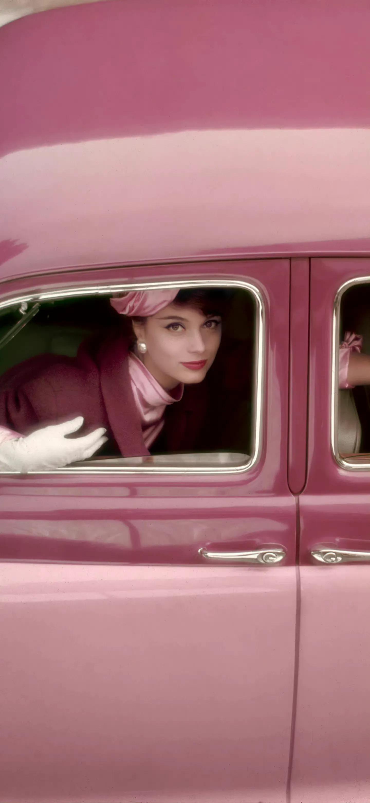 超酷美女壁纸图集可保存,长发飘飘粉色裙子美女壁纸