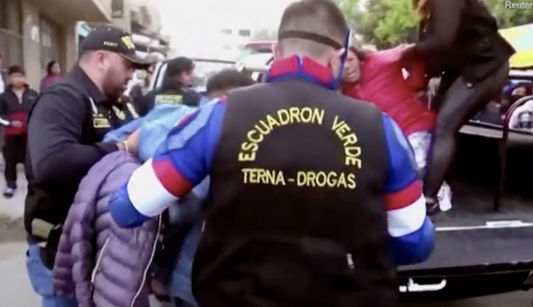 秘鲁缉毒警察cos,秘鲁警察假扮复联抓毒贩