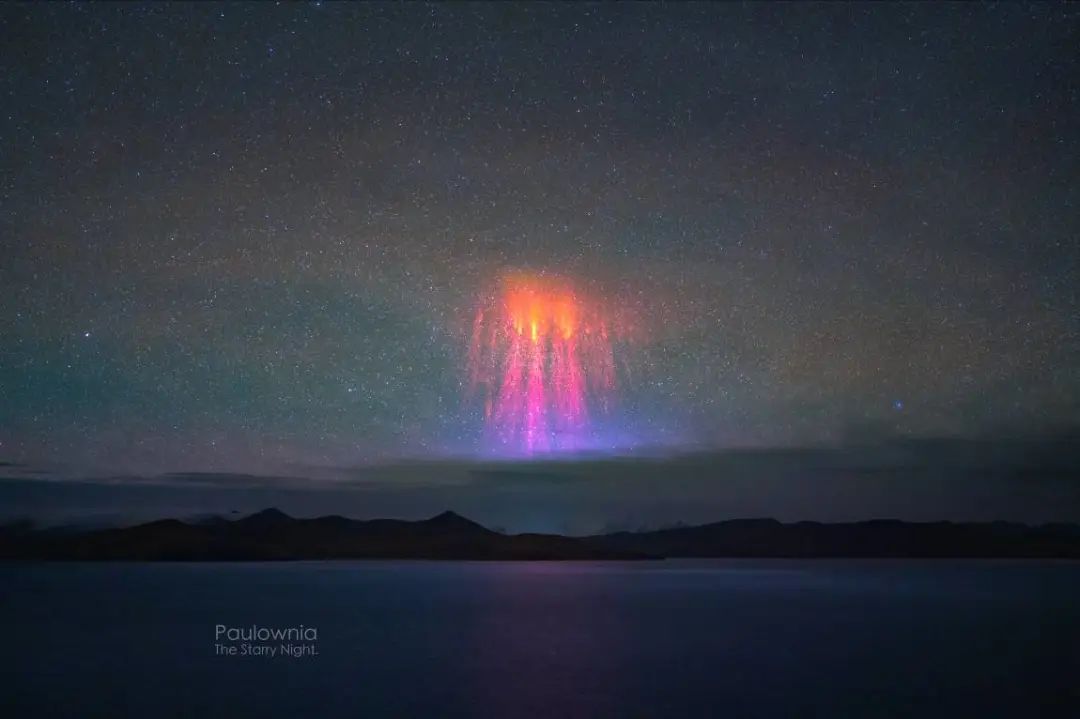 摄影师成功抓拍罕见红色闪电,摄影师拍到罕见闪电精灵iii