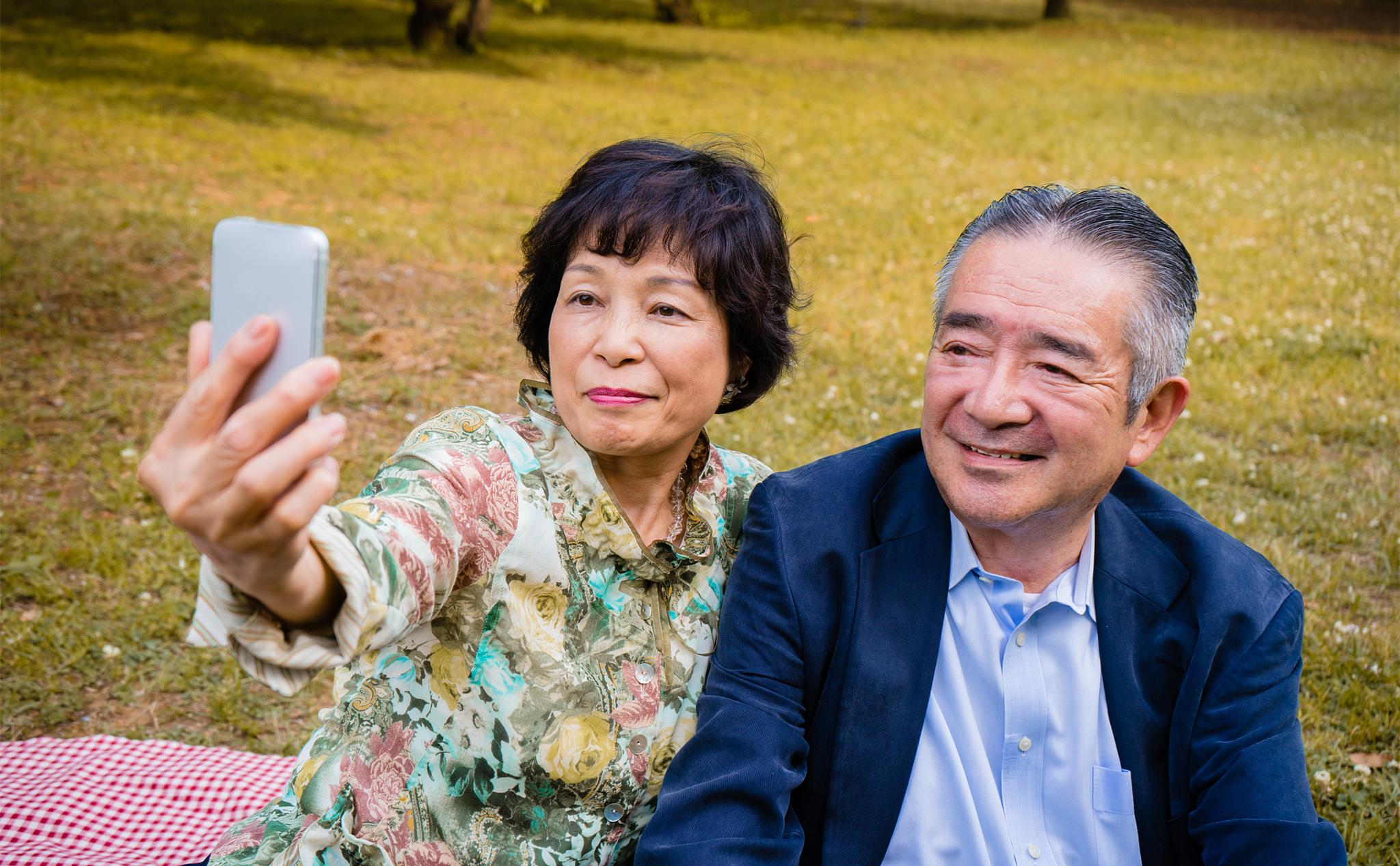 新婚第一天给婆婆洗脚后离婚,丈夫给坐月子妻子擦身体