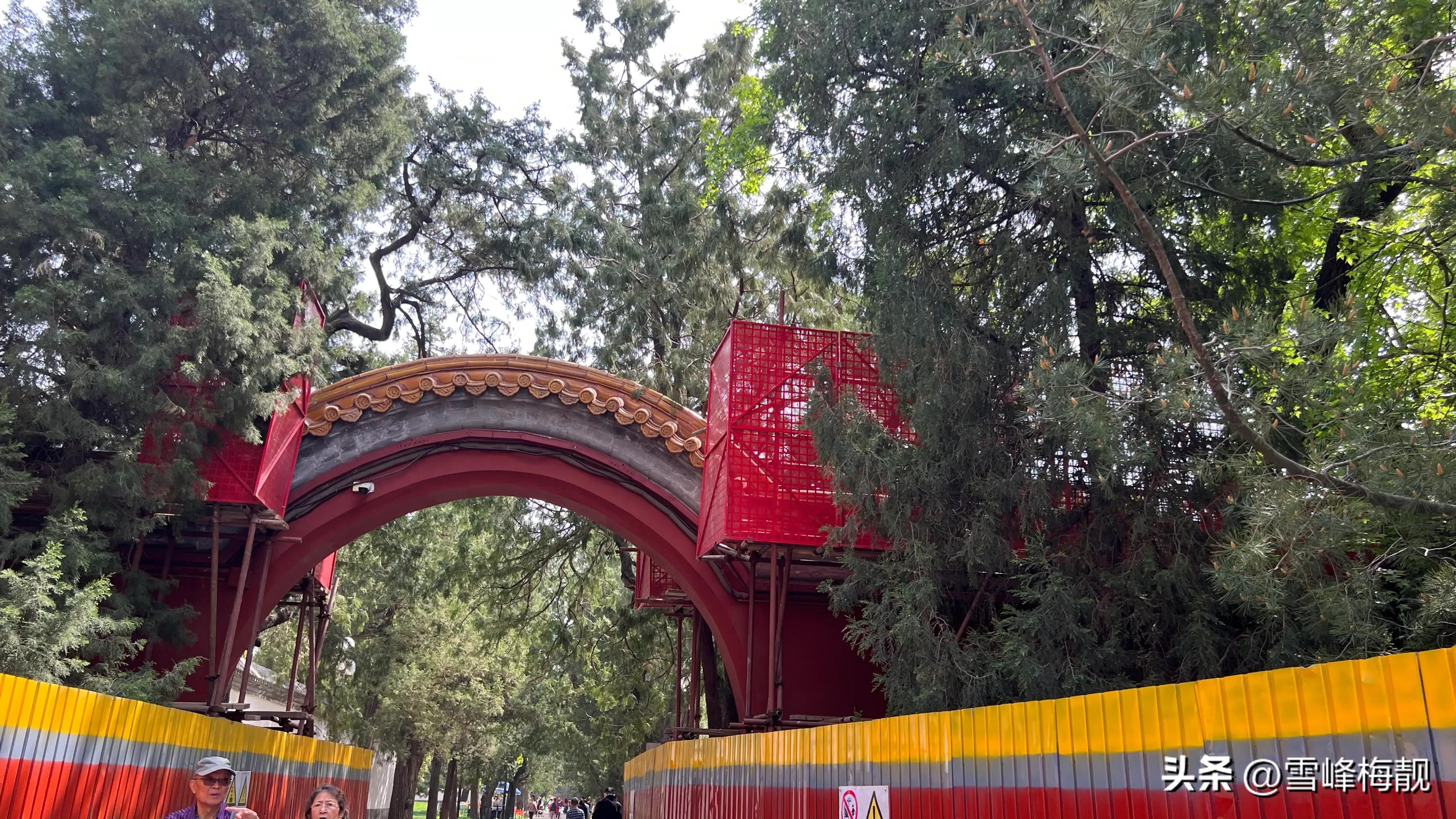 星期天的中山公园东门,位于天安门旁边的中山公园