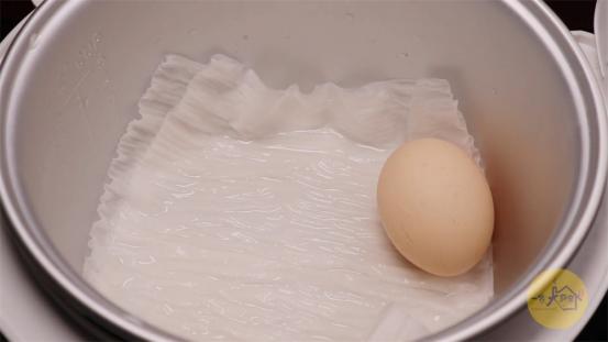 怎样让鸡蛋煮出来好吃又不破皮,鸡蛋别再水煮了试试这样做